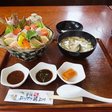 串間活〆ぶりプリ丼ぶり。１０００円。