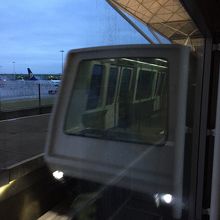 このシャトルで移動する搭乗口もあります