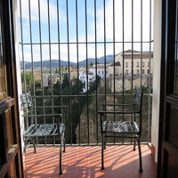 部屋はバルコニー付きで、柵があります