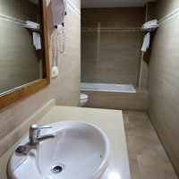 バスルームはリノベされ、バスタブ付