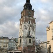 中央広場にある赤いレンガの塔