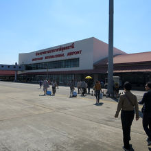 徒歩でターミナルまで…ローカル空港ならではの楽しみです