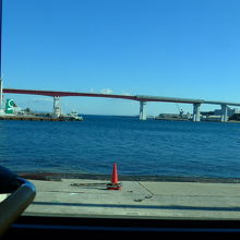 三崎漁港停留所からバスに乗り車窓からの大橋