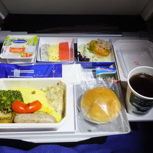 復路：到着2時間前の機内食（洋食）