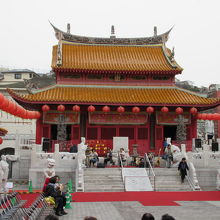 観覧者が入る前の会場。土足で歩く所に腰を下ろすのは？