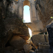 ヌエボ橋の下まで下りることもできます