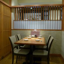 店内テーブル席　私達の隣の席の様子