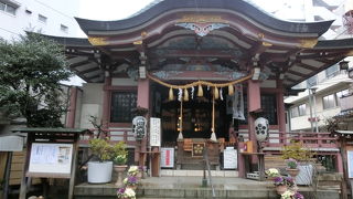 石の願掛け牛が何頭も、祈る人は迷いそう