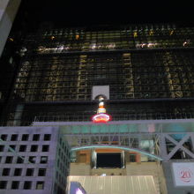 京都駅の建物と映りこむ京都タワーの上部