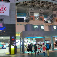 今日と駅ビル構内