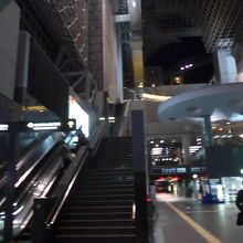 京都駅ビル構内の左側吹き抜け
