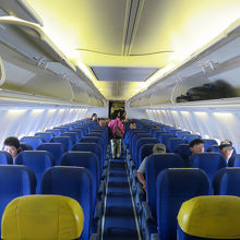 搭乗開始、黄色いカバーの付いているのが足元の広い非常口座席