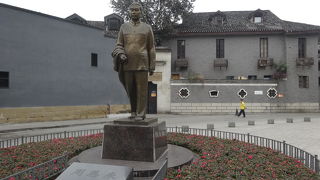 周恩来の銅像が目印