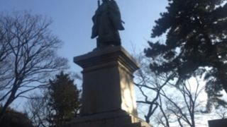 横浜を見守る井伊直弼像