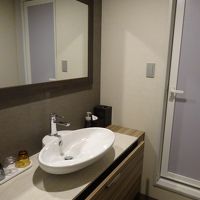 バスタオルやドライヤーがシンクしたの引き出しに。