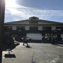 下諏訪駅、右側が観光案内所