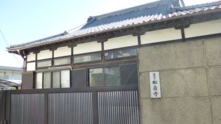 闇坂の脇にあります