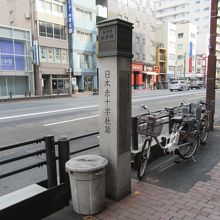歩道の車道側に建つ標柱