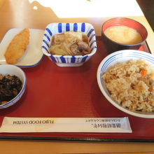 牛すき、白身フライ、ひじき煮を食べました