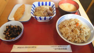 セルフサービスの食堂