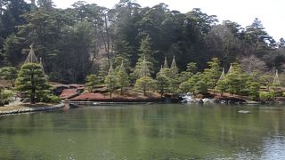 南湖湖畔の庭園