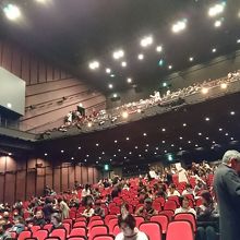 館内は緩やかで圧迫感を感じません。