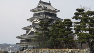 戦うための黒い堅固な天守がスタイリッシュなお城