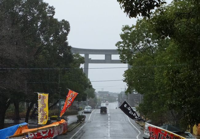 街中に突然大鳥居。