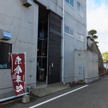 入口。工場内で見つけにくいかも。