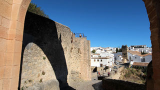 重厚な門の先に広がる景色