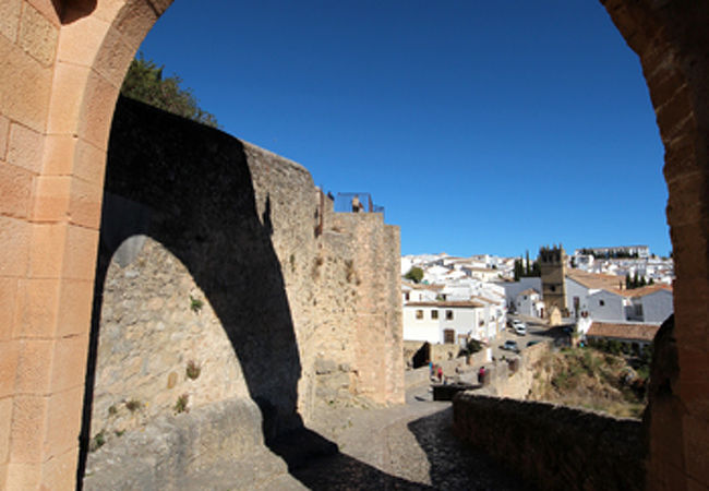 重厚な門の先に広がる景色