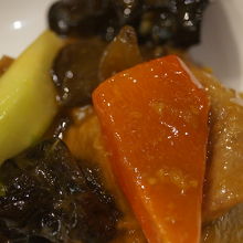 これがメイン？　里芋の煮っころがしではありません。