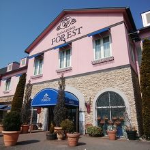 ピンク色の建物が目印。