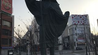 駅までにある像を眺めて