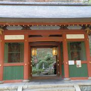 嵯峨の古道、 あたご道の際に愛宕念仏寺の仁王門があります