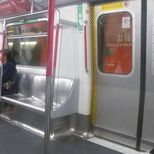 長距離乗車には向かない、金属製の座席です…(-_-;)