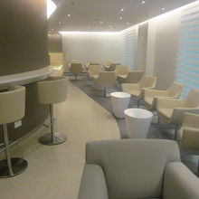 奥の方が空いていて静かに過ごせます（フードカウンターは遠い）