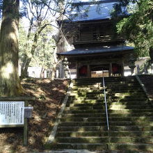 階段を上りきり、１ｋｍほど先にあるお寺。普段は無人。