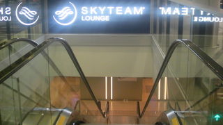 コンパクトにまとまっている感のあるラウンジです