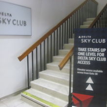 ２Fへはこの階段から登ります（エレベーターは別の遠い場所）