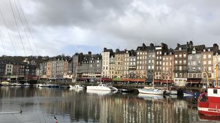 小さな可愛い港町