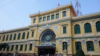 黄色のコロニアル建築の建物