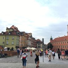 綺麗な色の建物がならぶ
