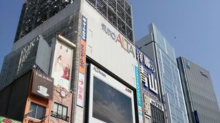 新宿駅前のランドマーク