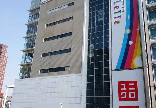 居酒屋とユニクロのある商業施設