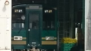 信楽駅の車庫に列車が見える
