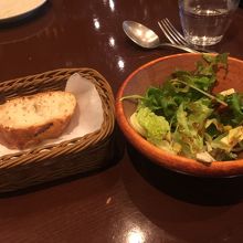 ランチサラダとパン
