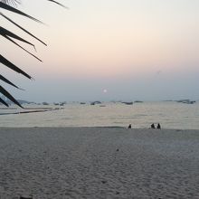 夕日が沈む頃はタイ人のジョギングする人が増える