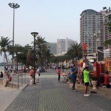 タイ人のジョギングする人が祠に手を合わせて通り過ぎていく