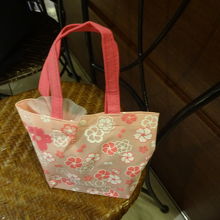 この袋の中にクッキーやチョコレートが入って販売。